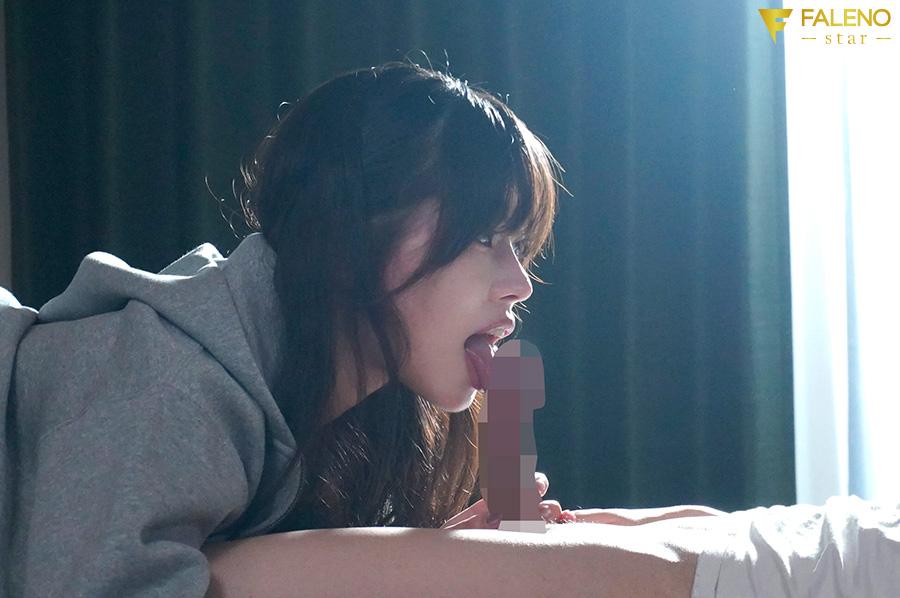 スウェットの下に隠していたのは色白美巨乳 揉めば揉むほど淫乱になっていく絶倫彼女と初めてのお泊りイチャイチャセックス 神喜ミア - サンプル画像 - 1