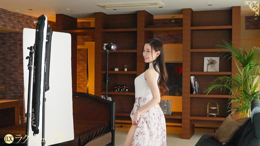 【清楚な顔してド変態】セックスレスに飢えた美人妻が、感度爆発で「奥好き！ヤバいっ！」連呼絶頂。「昔、現場で何人かと…♪」複数プレイの過去を持つ38歳専業主婦が、欲求不満の肉体をオイルまみれにして我を忘れてイキ乱れる！ ラグジュTV 1884 - サンプル画像 - 3