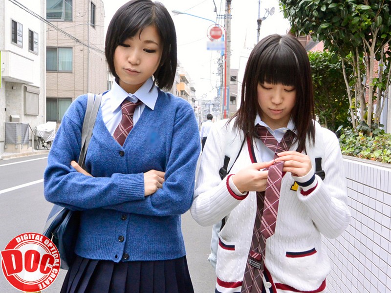 2段ベッドで寝ているはずの姉がまさか…！？声を押し殺しながらも感じている姉の喘ぎ声を聞いているうちに我慢できずにアソコをいじりだす妹 - サンプル画像 - 1