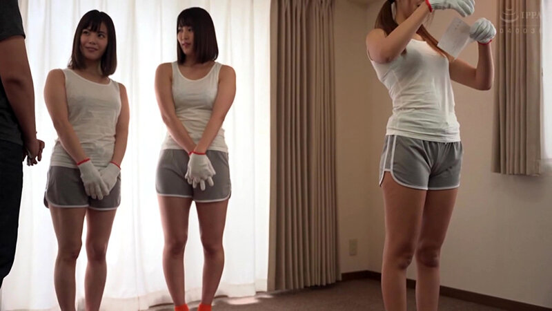 えっ？全員女性っ？！薄着の引っ越し屋がデカ尻を目の前で振りまくって挑発するので我慢できずフル勃起！！バレないのを祈るしかないが無理っ！！ - サンプル画像 - 1