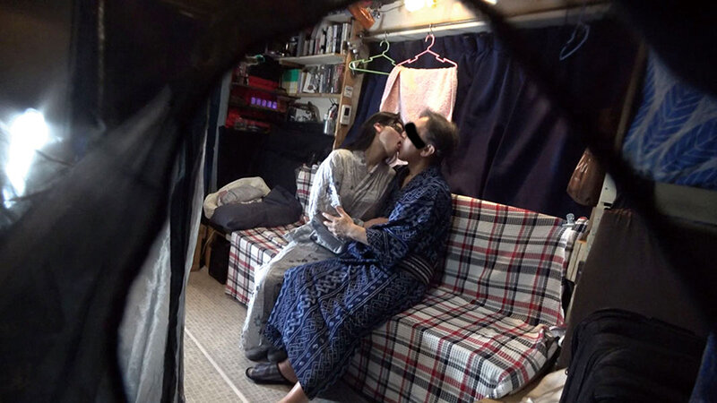 自分の部屋に泊まることになった妻の女友達 「人妻和歌子さん（仮名）三十二歳」に当然のように手を出してしまうワタシ（32） - サンプル画像 - 1