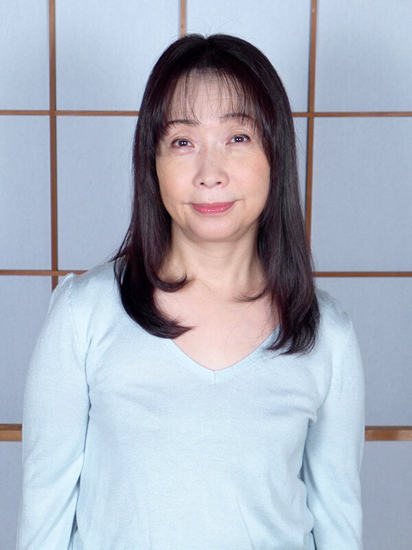 熟女 いやらしい関係 キャリアウーマンだった美人妻は元上司に突然抱きつかれ… 父親が寝ている隣で息子に寝取られる五十路母 - サンプル画像 - 1