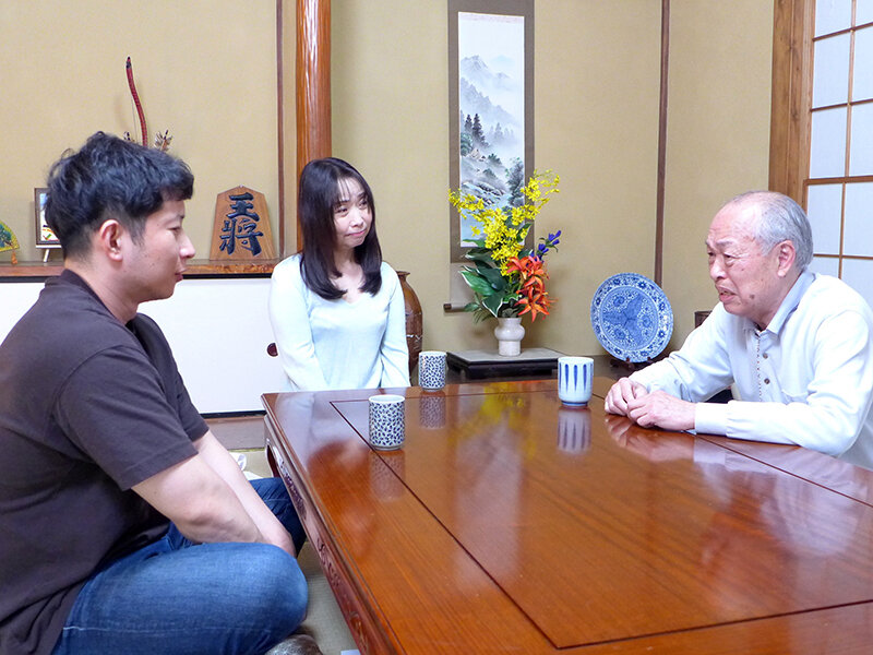 熟女 いやらしい関係 キャリアウーマンだった美人妻は元上司に突然抱きつかれ… 父親が寝ている隣で息子に寝取られる五十路母 - サンプル画像 - 2