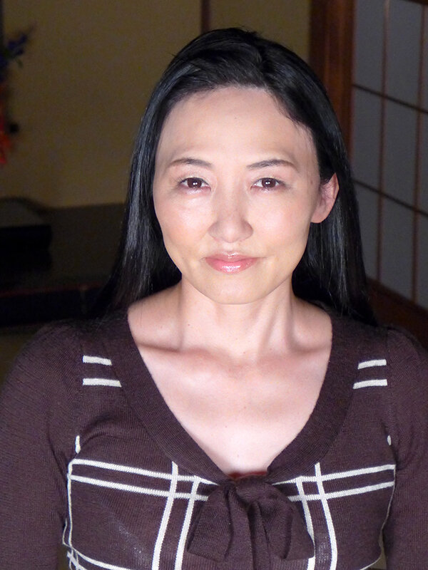 熟女 いやらしい関係 キャリアウーマンだった美人妻は元上司に突然抱きつかれ… 父親が寝ている隣で息子に寝取られる五十路母 - サンプル画像 - 6