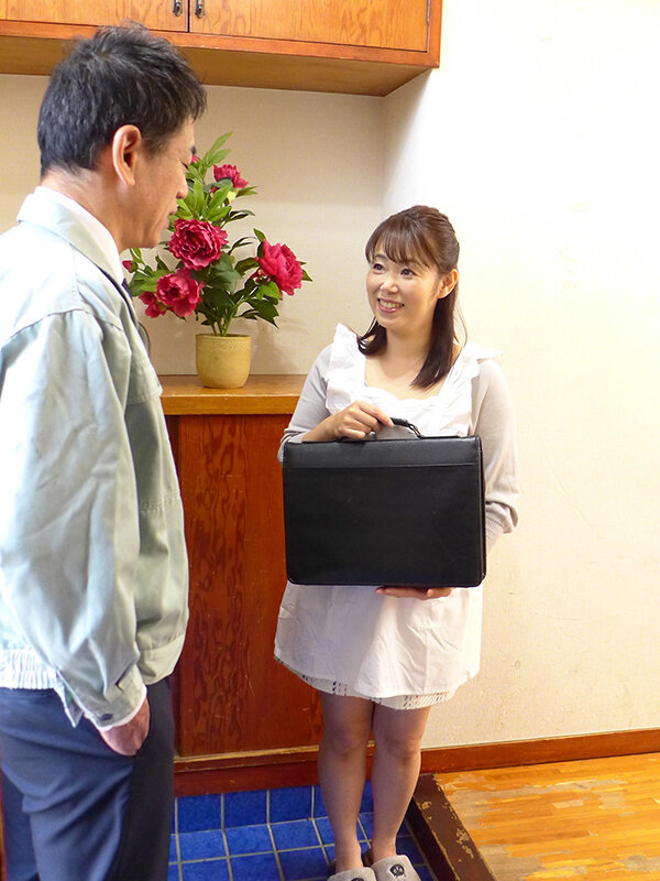 熟妻ドラマ 裸にエプロンの家政婦の熟れた陰部を舐めまくる中年男 スーパーで働く五十路妻はストーカーと化した店長に… - サンプル画像 - 3