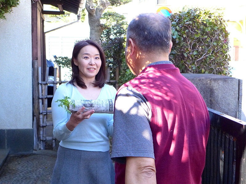 熟女 淫らな昼下がり 引越して来たオッサンは隣の家の美熟女に一目惚れしてしまい… 後妻にきた母親にお見合いを勧められた絶倫息子は… - サンプル画像 - 10
