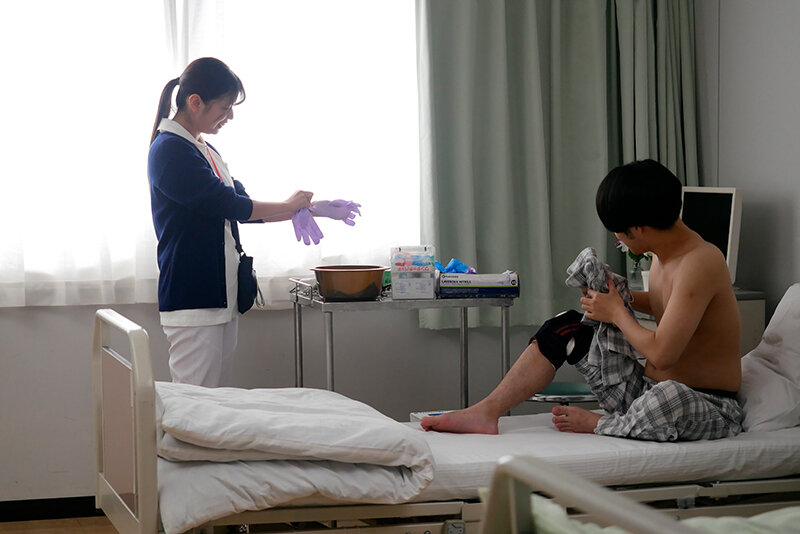 患者さんにがっつき接吻で元気にしてあげていた看護師 乳首もオチンポもいっぱいベロちゅうで勃起させて精液ごっくん ゆらさん 24歳 皐月ゆら - サンプル画像 - 1