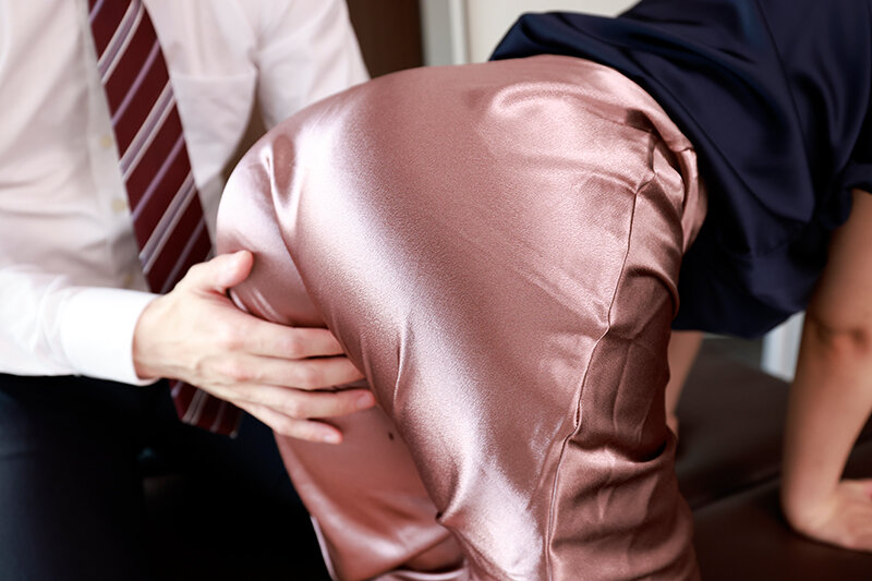 【AKNRフェティシズム】 完全着衣光沢サテンOL 同僚のつるつるサテンに発情しちゃった俺 - サンプル画像 - 3