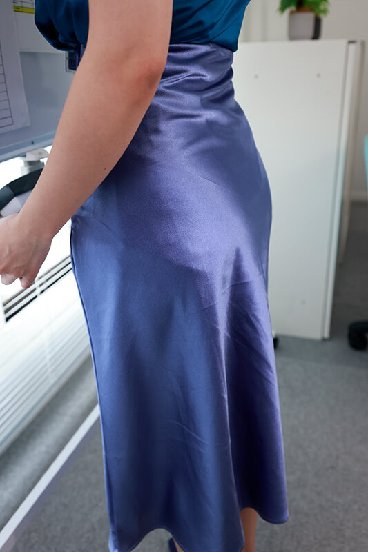 【AKNRフェティシズム】 完全着衣光沢サテンOL 同僚のつるつるサテンに発情しちゃった俺 - サンプル画像 - 9