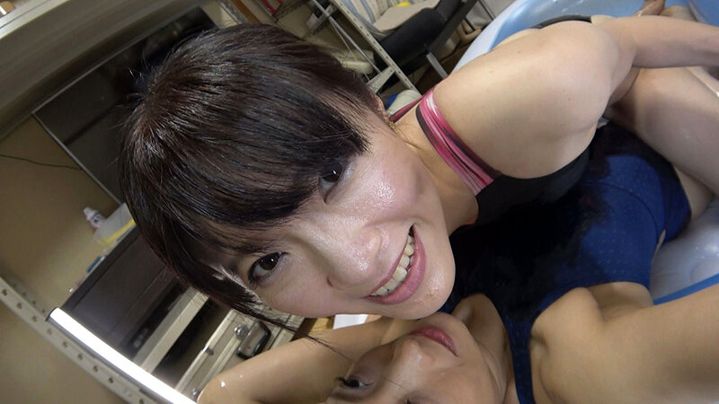 百合川さら 神納花 姉御の個撮 神レズ競泳水着 女が自らカメラを持ち可愛い女子の水着姿をじっとり撮影！親父の個撮ゆずりのハミ毛、ジョリワキ等のフェチ接写はもちろん女に撮られる恥辱放尿やローション密着やレズSEXを完全着衣で楽しむレズハメ撮りAV - サンプル画像 - 17