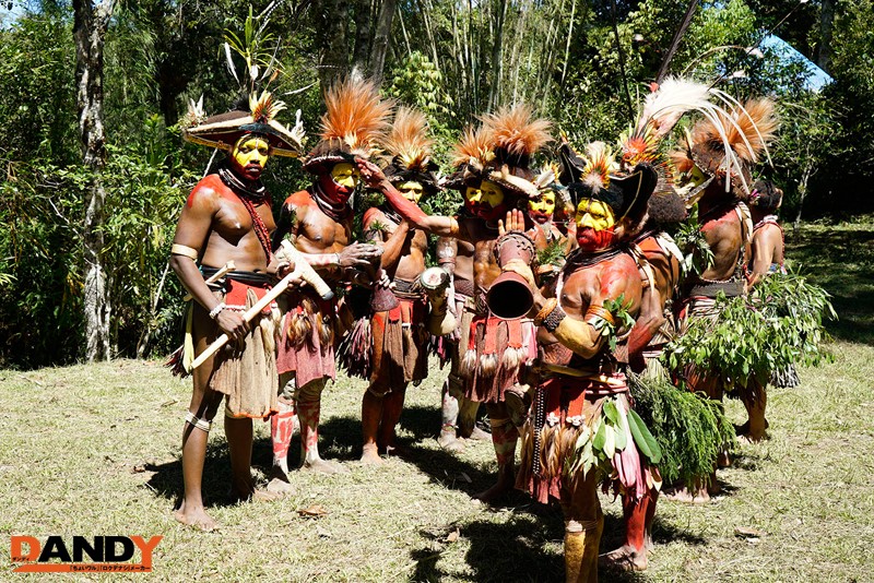 「野性の王国」2015 橘花音 地球最後の秘境で5万年前から変わらぬ生活を続ける原住民に日本のエロ文化を手取り足取り教えて生でヤる - サンプル画像 - 3