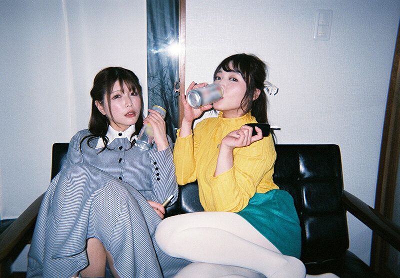 前から気になっていたアノ子と3年ぶりに再会したら…あの日よりも綺麗になって…大人レズで好きが溢れる1泊2日のお泊りデート 川越ゆい 新村あかり - サンプル画像 - 5