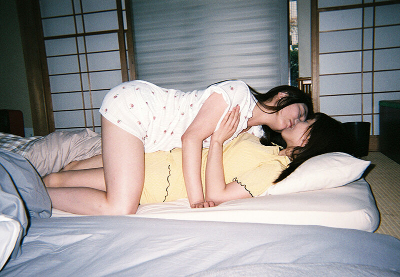 前から気になっていたアノ子と3年ぶりに再会したら…あの日よりも綺麗になって…大人レズで好きが溢れる1泊2日のお泊りデート 川越ゆい 新村あかり - サンプル画像 - 8