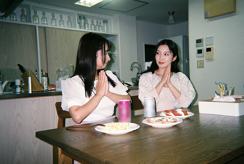 もしも2人が交際したら…好きが溢れる1日になりました。一緒にご飯作ってシャワー浴びて胸を重ね朝まで抱き合った初めてのお泊りおうちデート 月野かすみ 星乃夏月 - サンプル画像 - 1