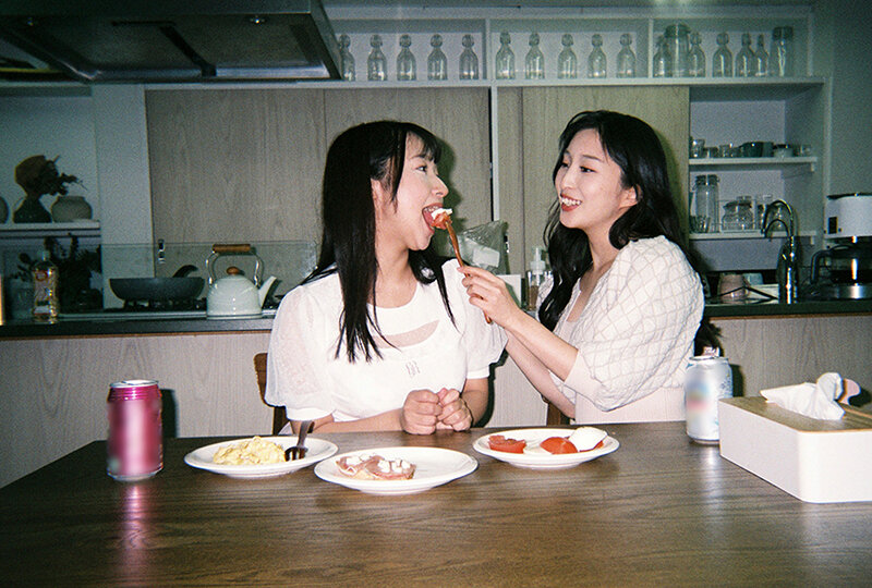 もしも2人が交際したら…好きが溢れる1日になりました。一緒にご飯作ってシャワー浴びて胸を重ね朝まで抱き合った初めてのお泊りおうちデート 月野かすみ 星乃夏月 - サンプル画像 - 2