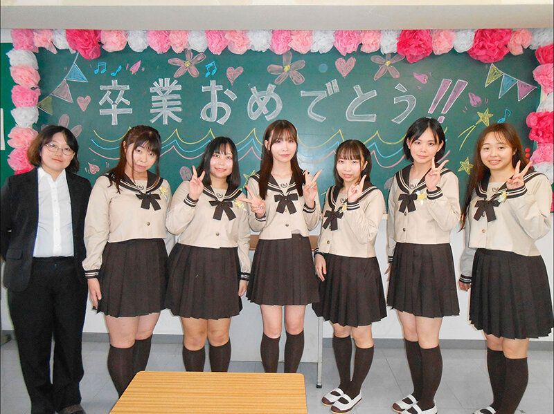 学生時代に好きが溢れ過ぎた一方通行なレズで離れた2人の気持ちは大人になって再会しあの頃の想いをもう一度伝えキスをして好きを感じ合った Nia 小野寺舞 - サンプル画像 - 9