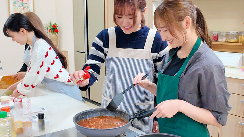料理教室の先生に恋した私 優しい笑顔に惹かれて2人きりの時にキスしたら一気に距離が近づいて一緒にゴハン作ってお風呂に入って好きが溢れ続ける同棲レズタイム わか菜ほの 末広純 - サンプル画像 - 3