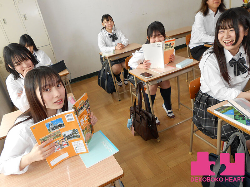 クラスで一番美人なマドンナのパンチラが撮れちゃった！？パンツ写真をオカズにマンズリしていたらバレちゃったけど相互オナニーで好きが溢れて校内レズに発展した 松井日奈子 泉りおん - サンプル画像 - 1