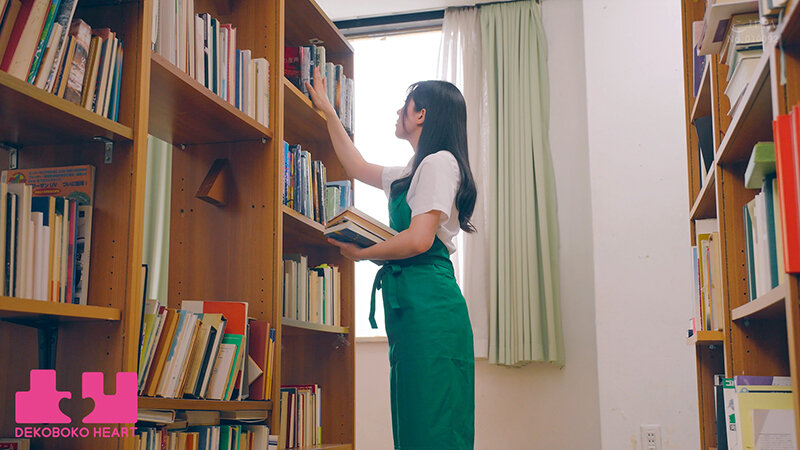 Wカニばさみおまんまんホールドレズ電車 図書館で働く黒髪美少女が同じ車両で偶然出会ったギャルカップルの太ももにはさまれ身動きがとれない状況で挟み撃ちレズ開発された 皆月ひかる 和久井美兎 江戸川もなか - サンプル画像 - 3