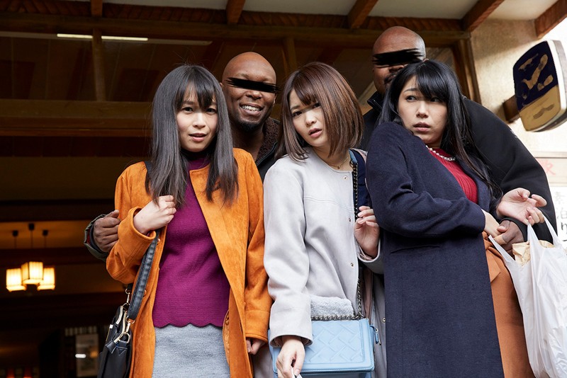 「黒人旅行客の迷惑行為を注意した清楚妻がデカチンで犯●れて…」VOL.1 - サンプル画像 - 1