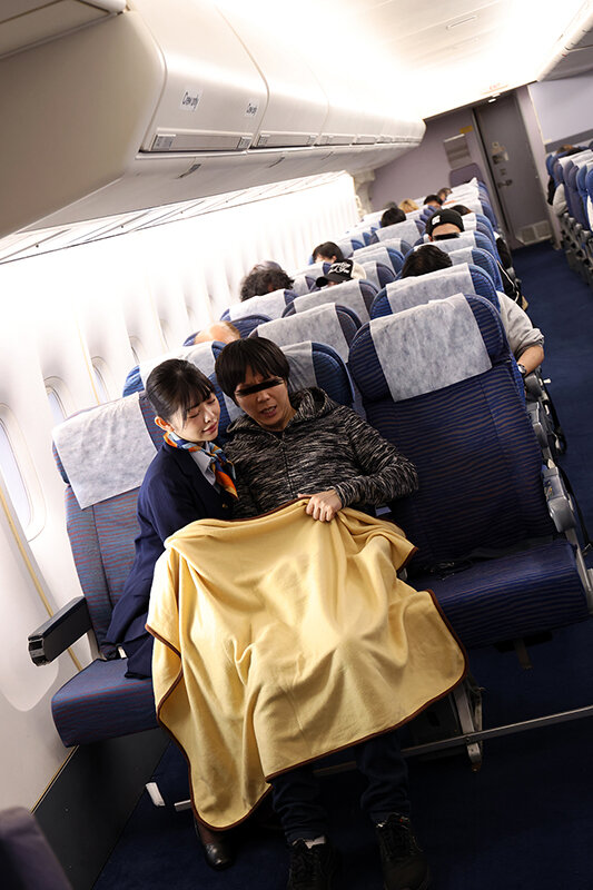 内緒でエグい接客してくれた美人CAをホテルに誘って生ハメしたら何度も求めるヤリマンだった - サンプル画像 - 5