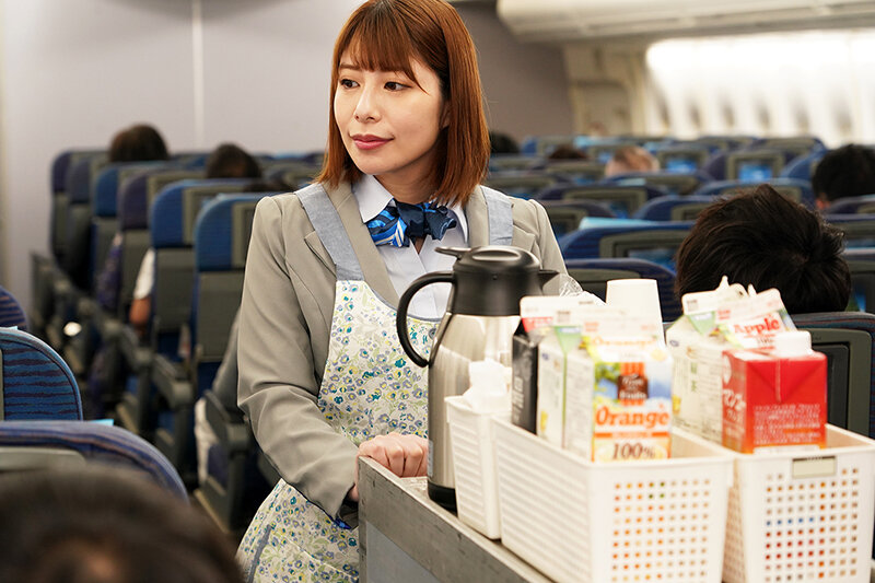 座ったままの男を一切動かさないS字尻振り騎乗位で骨抜きにする美尻キャビンアテンダント - サンプル画像 - 3