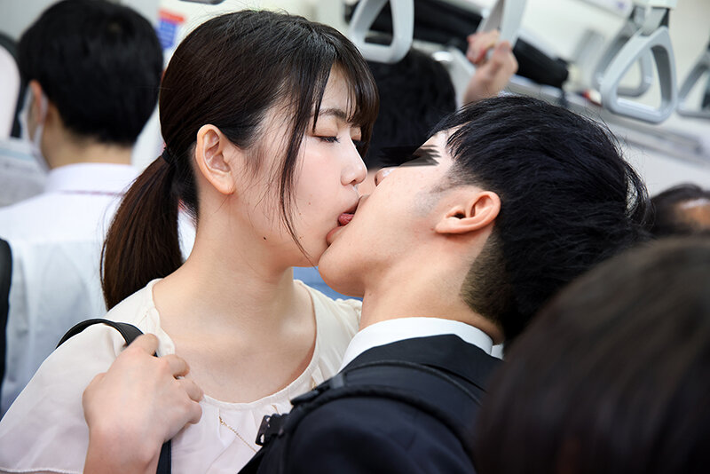 ワザと満員電車でエロ尻を若者の股間に押しつけ勃起チ○ポでパンツ越しオナニーをしだす誘惑お姉さん - サンプル画像 - 16