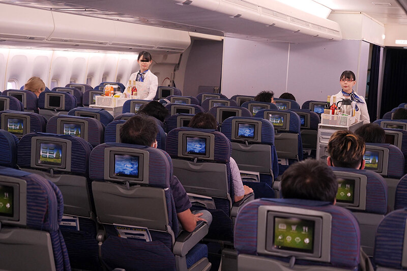 いいなり爆乳CA 弱みを握られた客室乗務員は業務中の中出しセックスを拒めない！！ 吉根ゆりあ - サンプル画像 - 3