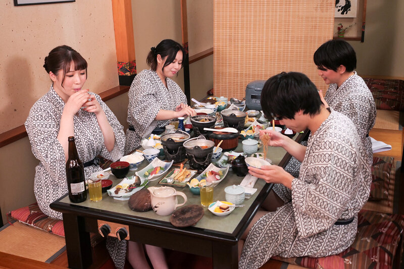 混浴温泉で母親の巨乳ママ友二人に挟まれておもちゃにされた僕 VOL.3 - サンプル画像 - 11