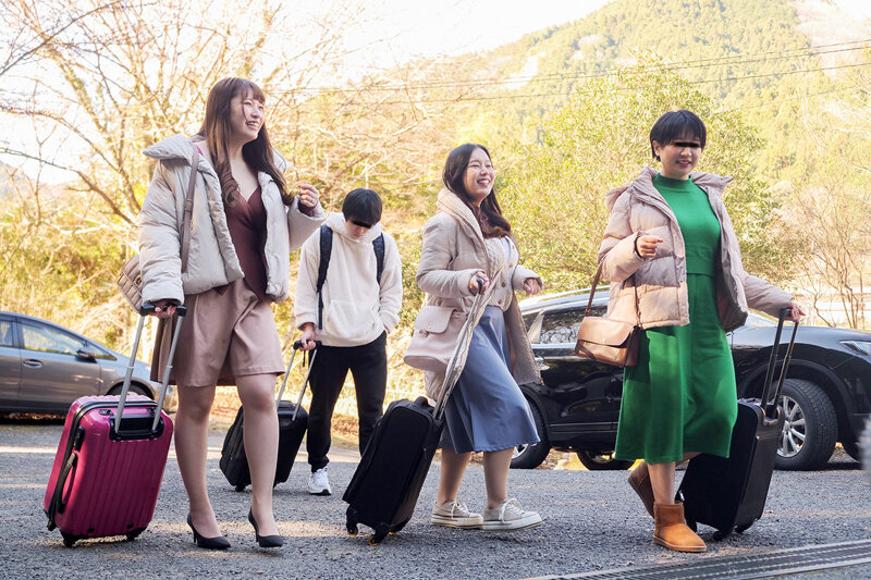 混浴温泉で母親の巨乳ママ友二人に挟まれておもちゃにされた僕 VOL.3 - サンプル画像 - 3