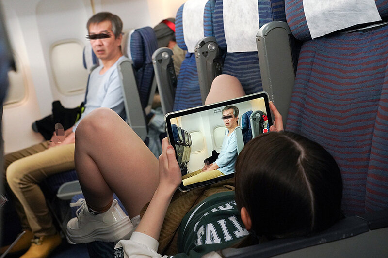 機内で遊ぶちびっこのパンチラで勃起したら隠れフェラでねっとりシャブられて騎女られた - サンプル画像 - 15