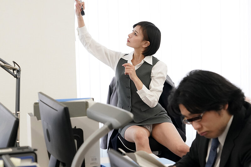 「私の着替え見て興奮するの？」女を忘れたおばさん上司は自分に発情してくれる年下チ○ポなら盗撮ビデオをおかずにされても嫌じゃない - サンプル画像 - 12