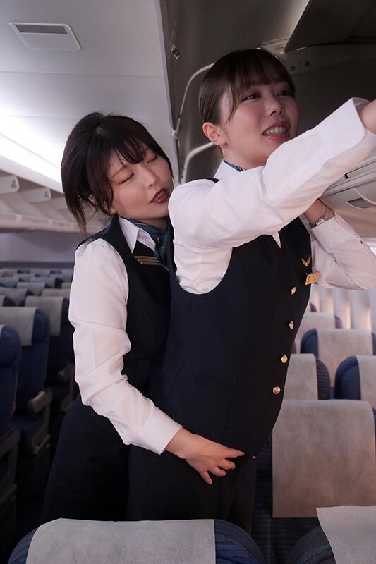 先輩CAがまさかのレズビアン？！仕事中に乳揉みレズハラされて感じてしまった新人CA - サンプル画像 - 9