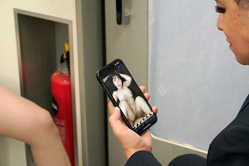 最終電車で痴女とまさかの2人きり！向かいの座席でパンチラしてくるホロ酔い美脚女の誘惑で勃起したらヤられたVOL.5 - サンプル画像 - 5