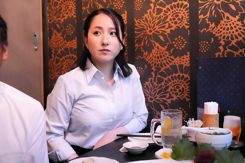 通行人は二度見する！ドラマの主人公のような不意打ち路上キスで火がついたホロ酔い人妻上司は浮気欲が止まらない - サンプル画像 - 4