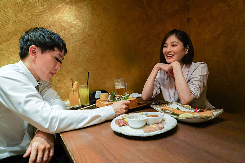 通行人は二度見する！ドラマの主人公のような不意打ち路上キスで火がついたホロ酔い人妻上司は浮気欲が止まらない - サンプル画像 - 10