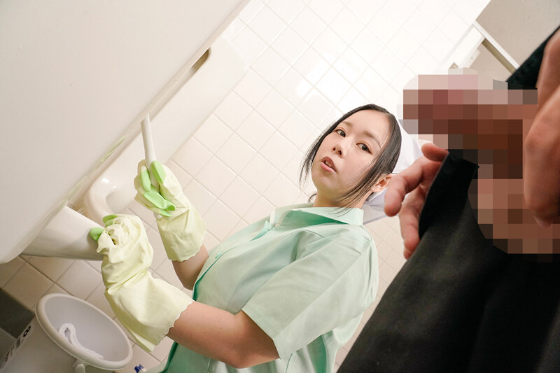 爆乳清掃員とトイレで2人きり！作業着から飛びだす凄いおっぱいに即勃起！！コソコソせんずりがバレて怒られると思ったら挑発されてヤられた - サンプル画像 - 15