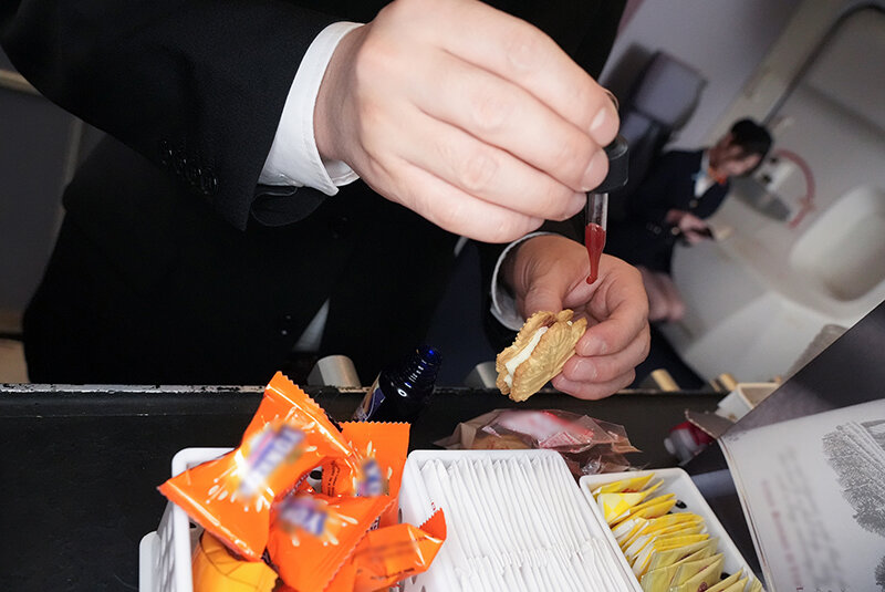 内緒でエグい接客してくれた美人CAをグルにして可愛い後輩CAに発情リキッドを盛ったら何度も求めるヤリマンになった - サンプル画像 - 3