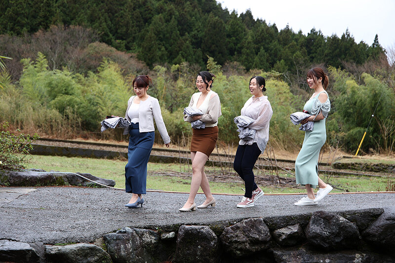 「おばさんを興奮させてどうするの？」田舎の民宿でヤられまくりSPセックスレスな巨乳妻の性欲は何発も射精できる若い絶倫巨根チ○ポじゃないと満たされない！！ - サンプル画像 - 3