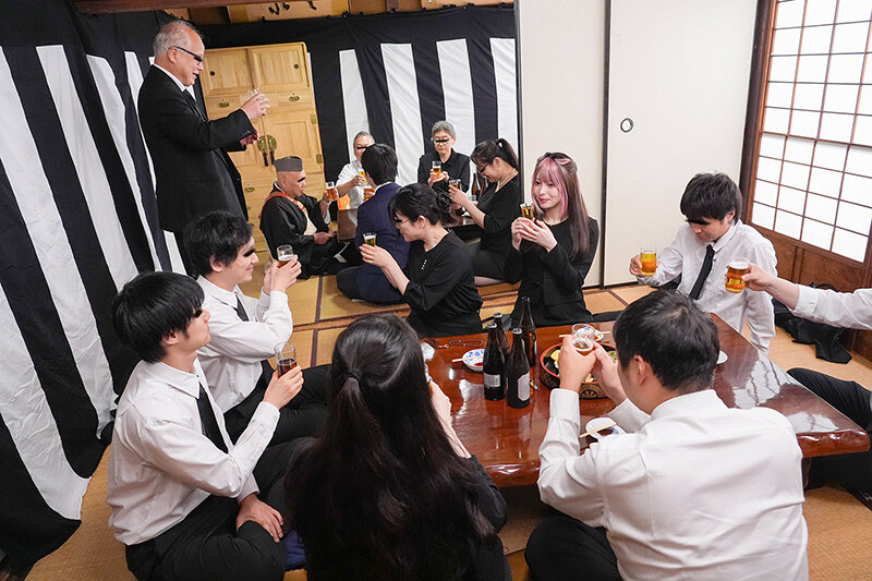 地雷メイクにハマっている専業主婦です。先日、法事で帰省した時につい学生時代のノリで飲みすぎてテニサーの仲間たちと乱交してしまったんですが夫に伝えるべきでしょうか？ - サンプル画像 - 4