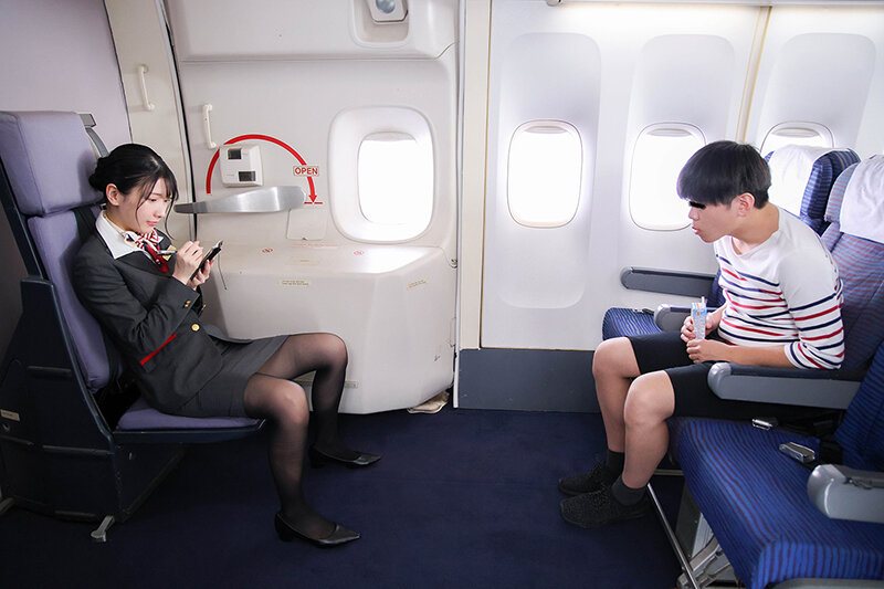 うぶな男の子に冗談半分の挑発パンチラしたら超暴走！ 仕方なく射精させてあげても勃起は治まらず追いかけられて機内の死角でハメられまくる美人CA - サンプル画像 - 4