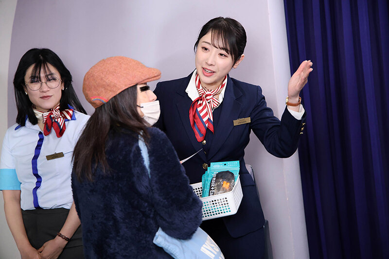 内緒でエグい接客してくれた美人CAをホテルに誘って生ハメしたら何度も求めるヤリマンだったVOL.5 - サンプル画像 - 4