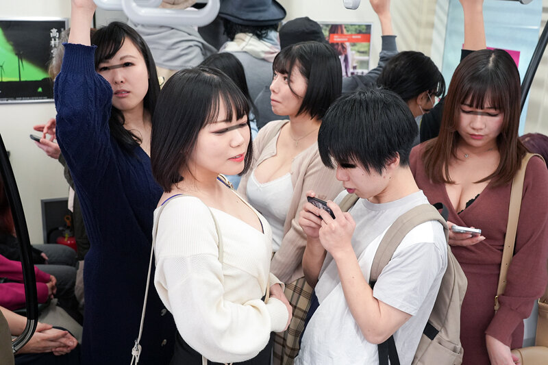 「おちんちん大きくさせてごめんね」小さいから大丈夫だろうと女性専用車両に一緒に入った甥っ子がおっぱいだらけの状況にフル勃起！慌てた叔母さんがこっそり抜いてくれました - サンプル画像 - 4