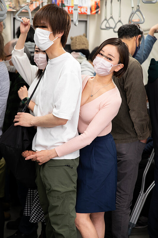 「おばさんの私に触られて勃っちゃう君が悪いんだよ」彼女が隣にいても構わずイケメン彼氏を背後からネチョいコネくり手コキで勃起誘惑する性欲熟女 - サンプル画像 - 20