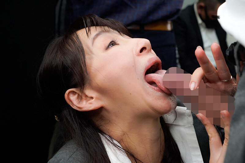 「えっ！おばさんの私が？！」我が子の前で痴●され必死に抵抗するも愛液を垂れ流し絶頂が止まらない巨尻母 - サンプル画像 - 9