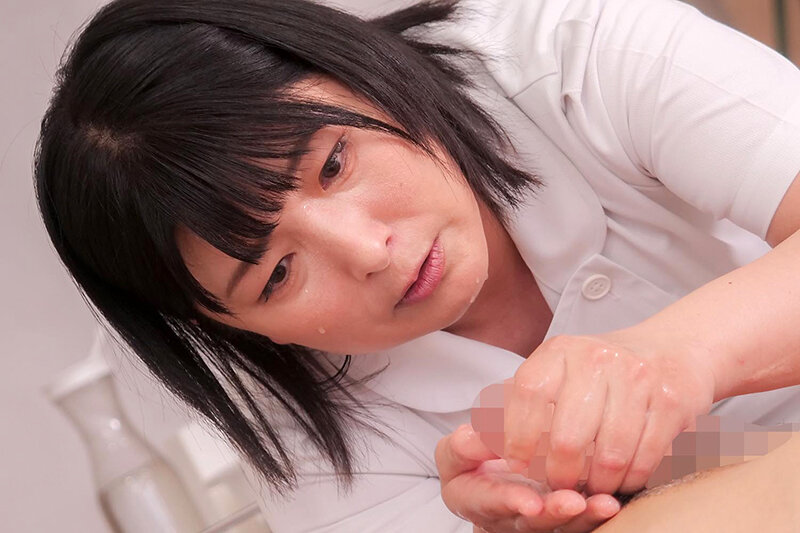 ワザと手コキのような陰部洗浄で暴発させて青年患者を虜にするおばさん看護師 - サンプル画像 - 10