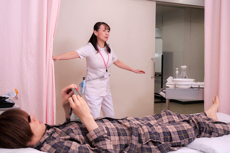 ワザと手コキのような陰部洗浄で暴発させて青年患者を虜にするおばさん看護師 - サンプル画像 - 14