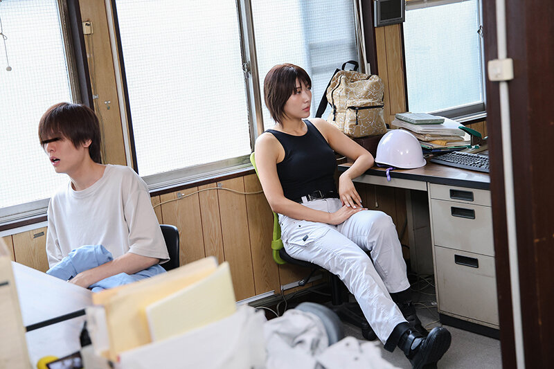 「しゃぶってあげるからチ〇ポだしな」下半身の悩みを抱える作業員にこっそりフェラ抜きしてくれる押しに弱い男勝りな高身長工場長 - サンプル画像 - 6