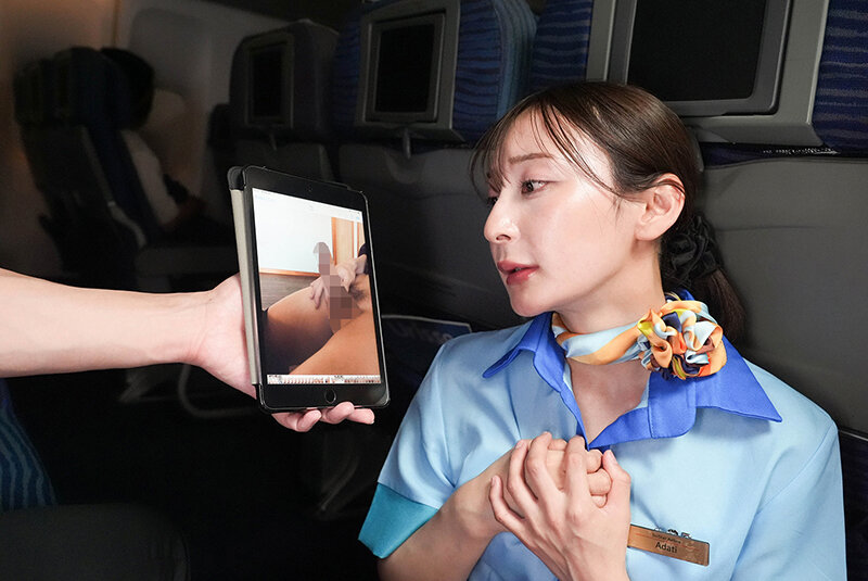 「内緒で撮った画像を見せていただけませんか？」間違えたフリしてチ○ポ画像を見せて赤面するおばさんCAは目の前で勃起チ〇ポを見せつけられても嫌じゃないVOL.3 - サンプル画像 - 4