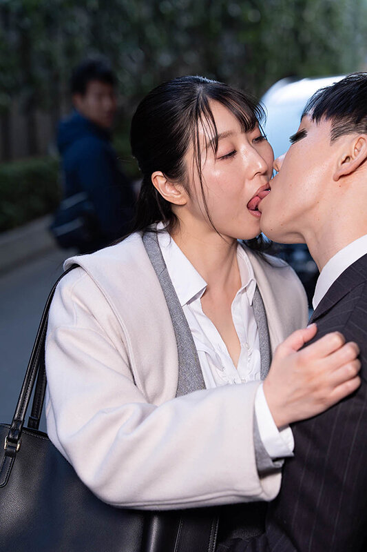 通行人は二度見する！ドラマの主人公のような不意打ち路上キスで火がついた人妻上司は浮気欲が止まらないVOL.2 - サンプル画像 - 20